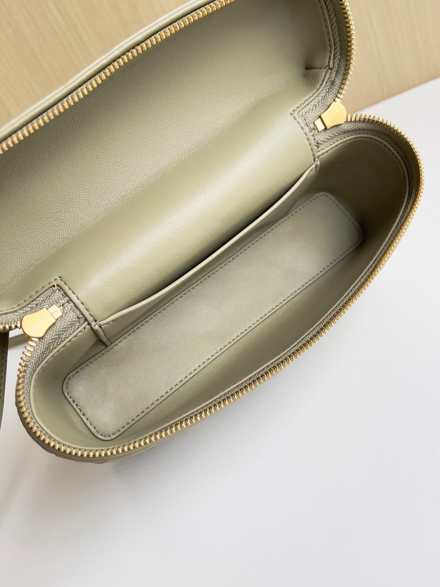 BV Bang Bang Vanity Case #572