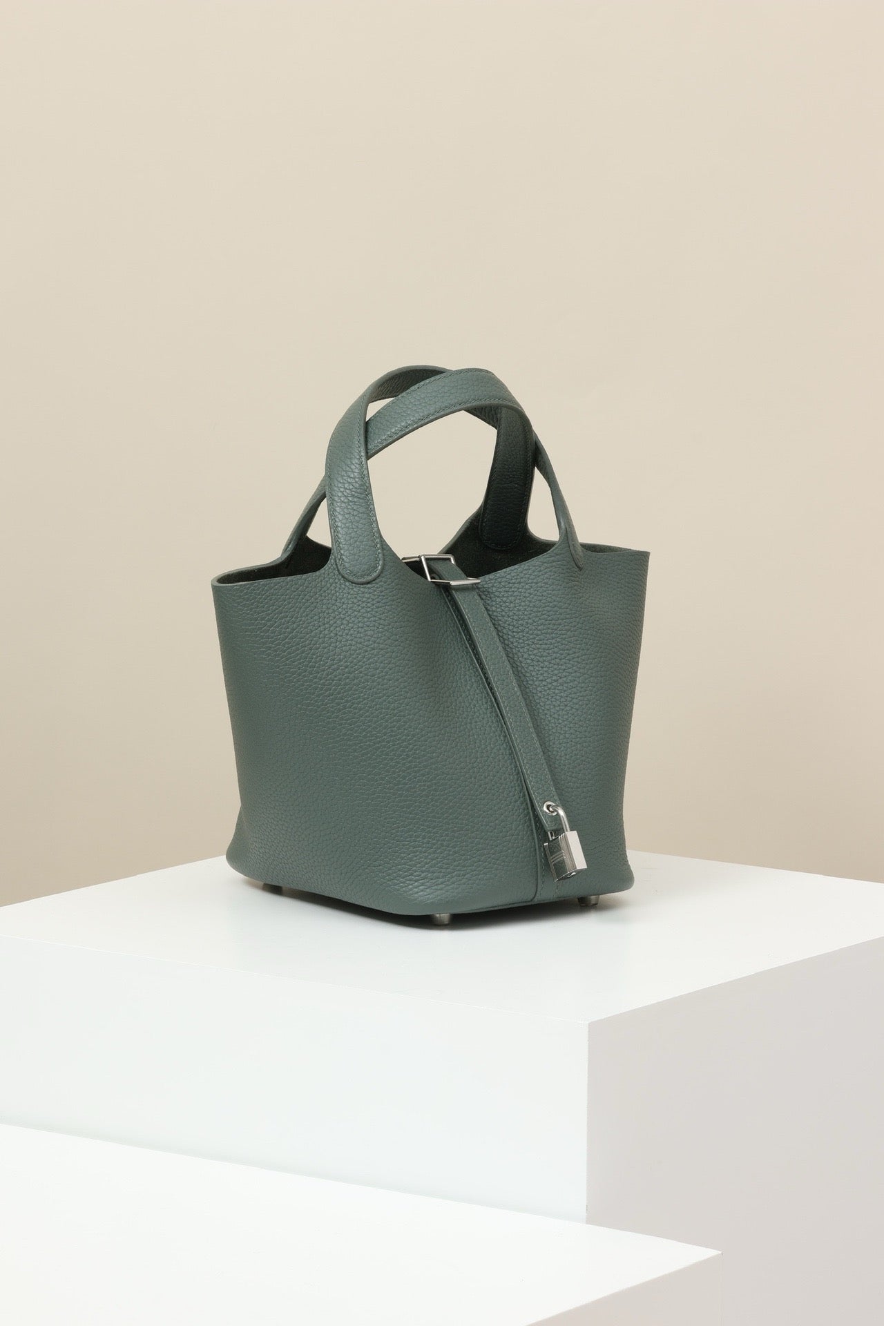 CL18  63 Almond Green PHW #4094