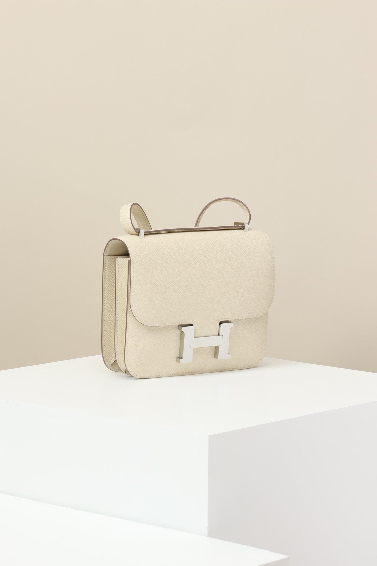 CJ19 19 cm ,   Milkshake White Epsom leather PHW #4300