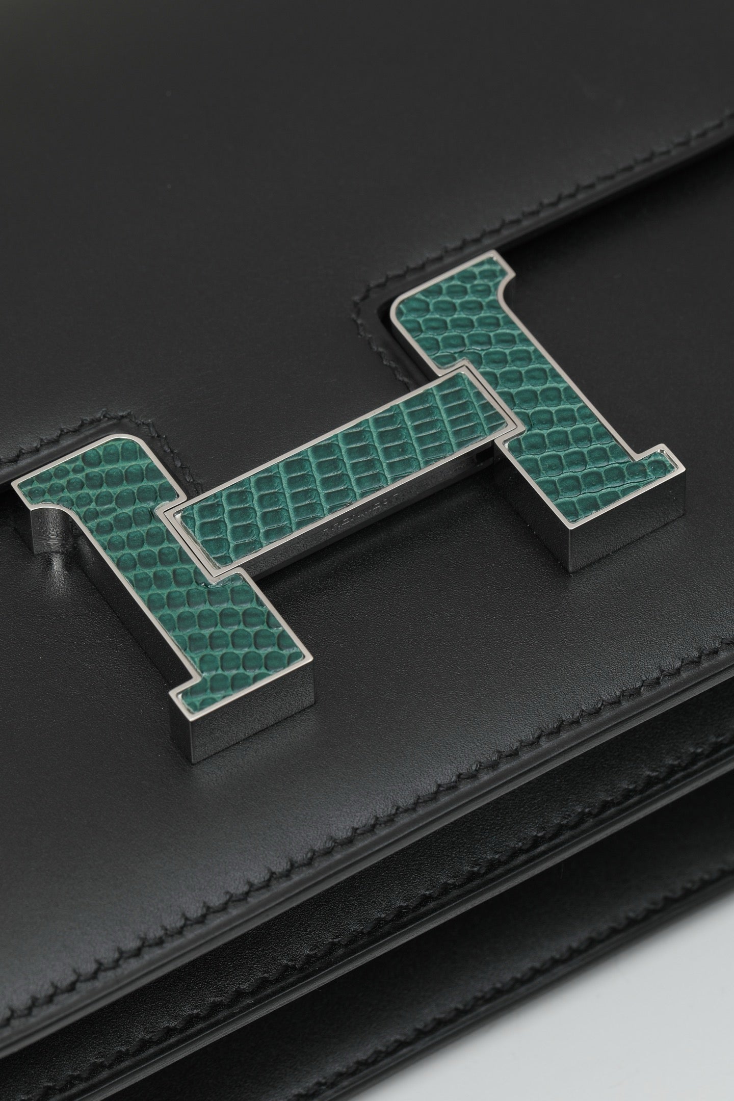 CJG19 , CK89 Black / U4 Velvet Green    Matte BOX leather with lizard details (single bar clasp)  #4390