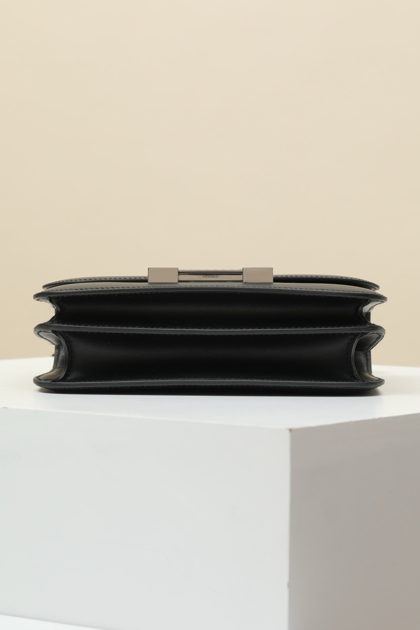 CJG19 , CK89 Black / U4 Velvet Green    Matte BOX leather with lizard details (single bar clasp)  #4390