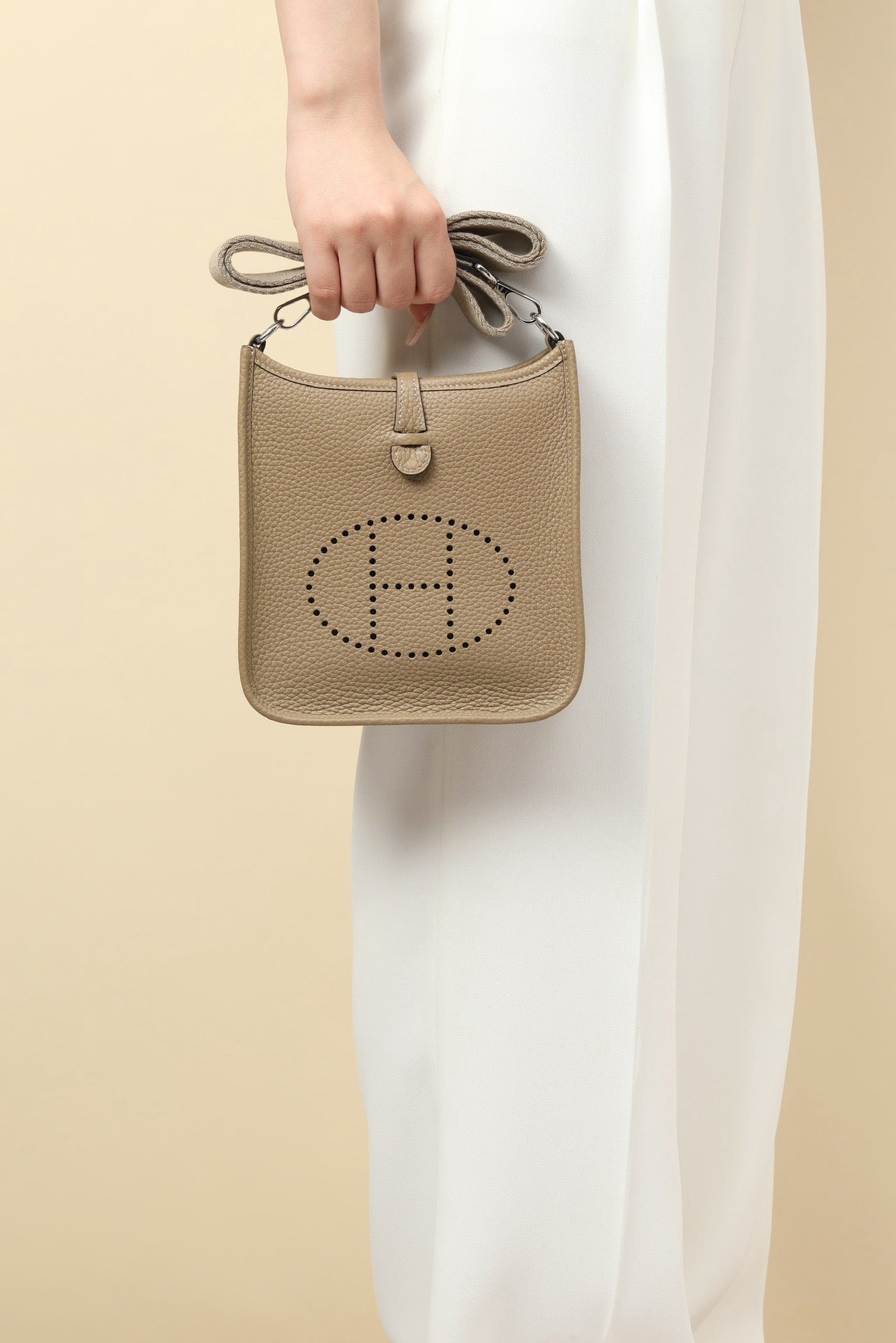 YF16 8Q Malfa Beige Clemence bull leather crossbody bag  ,PHW#4436