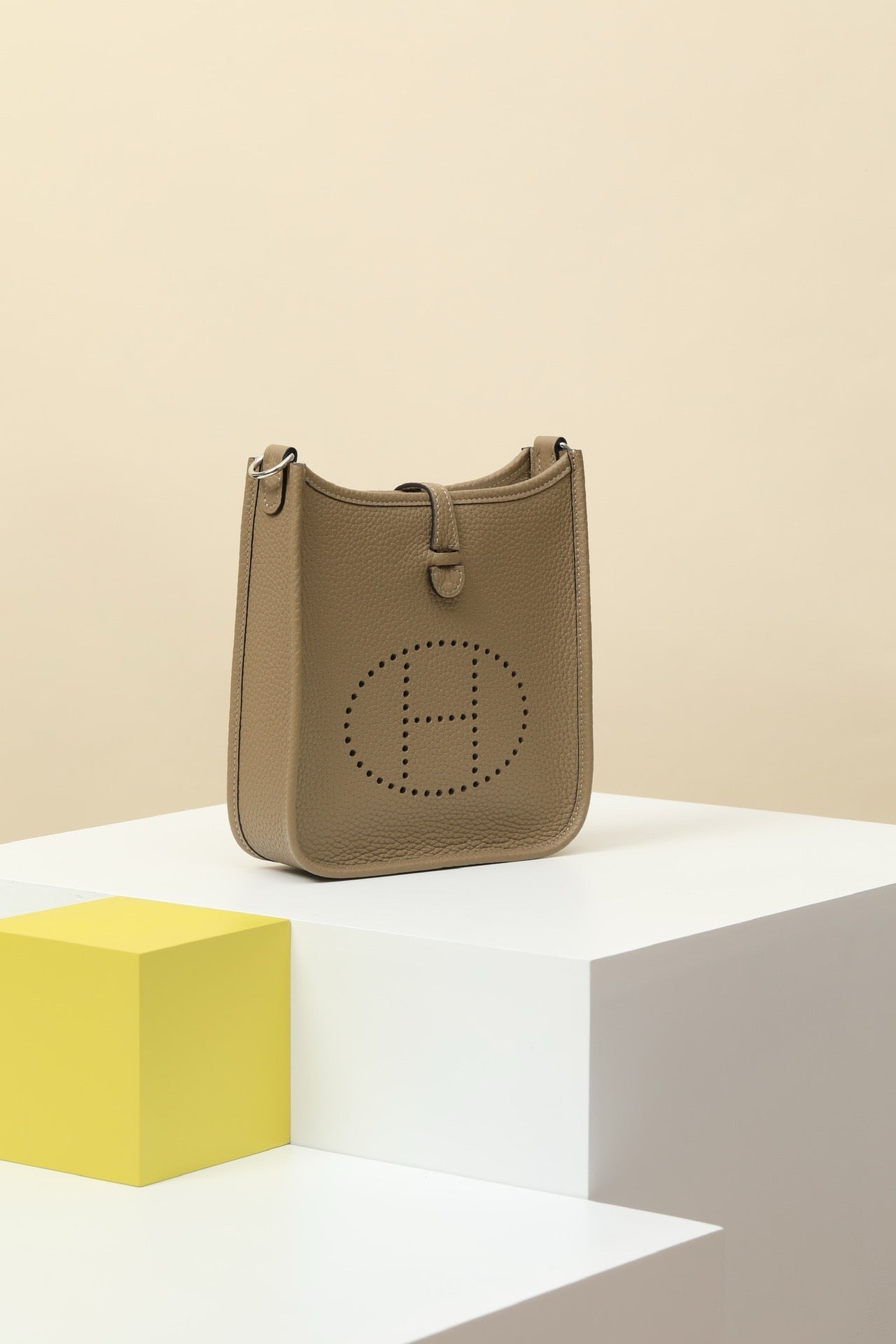 YF16 8Q Malfa Beige Clemence bull leather crossbody bag  ,PHW#4436