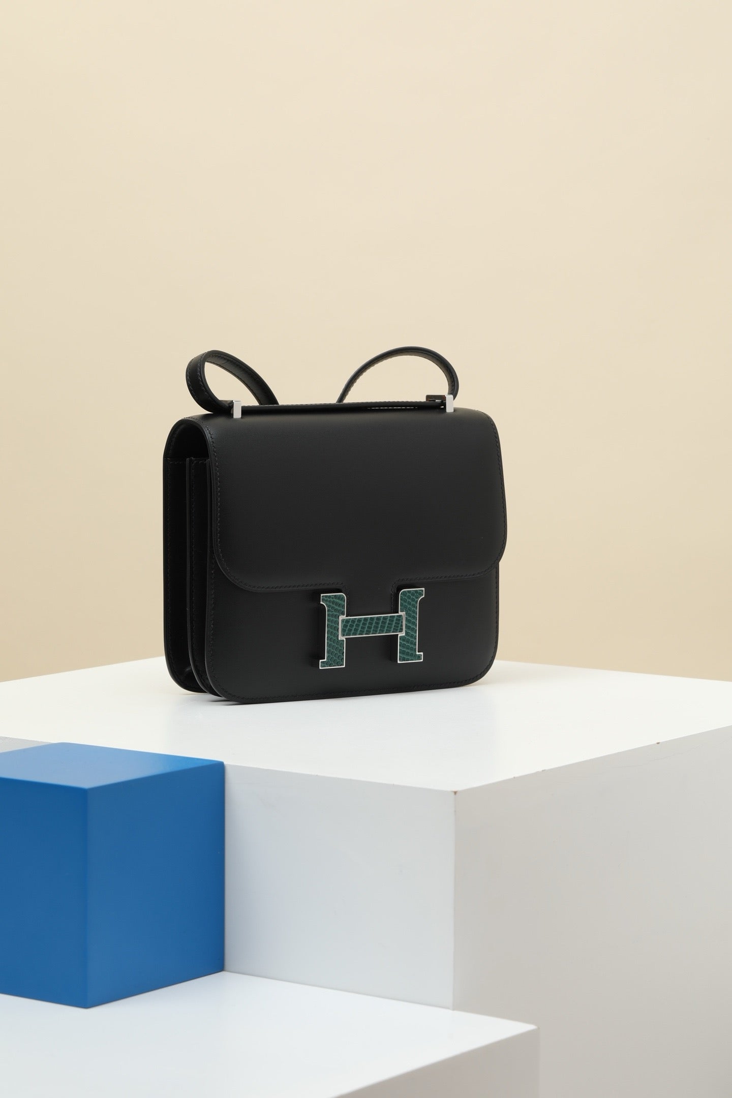 CJG19 , CK89 Black / U4 Velvet Green    Matte BOX leather with lizard details (single bar clasp)  #4390