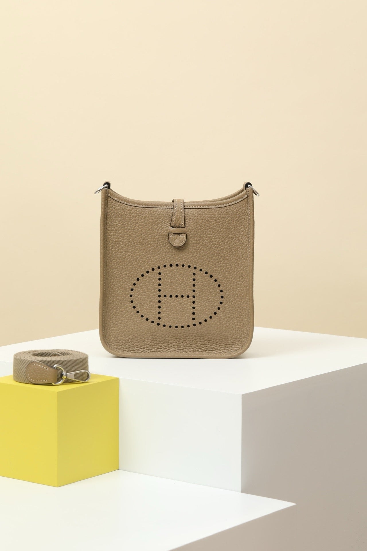 YF16 8Q Malfa Beige Clemence bull leather crossbody bag  ,PHW#4436