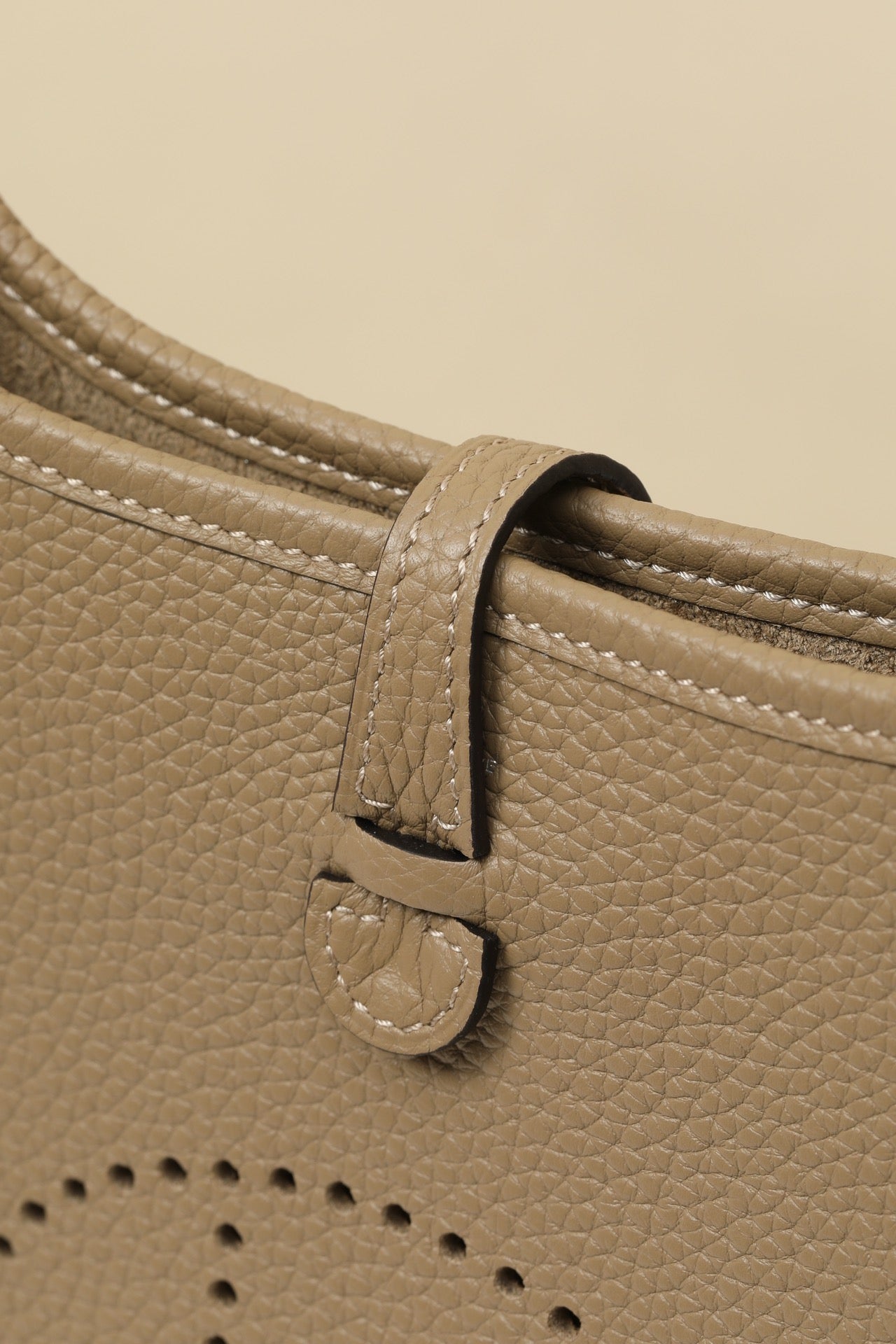 YF16 8Q Malfa Beige Clemence bull leather crossbody bag  ,PHW#4436