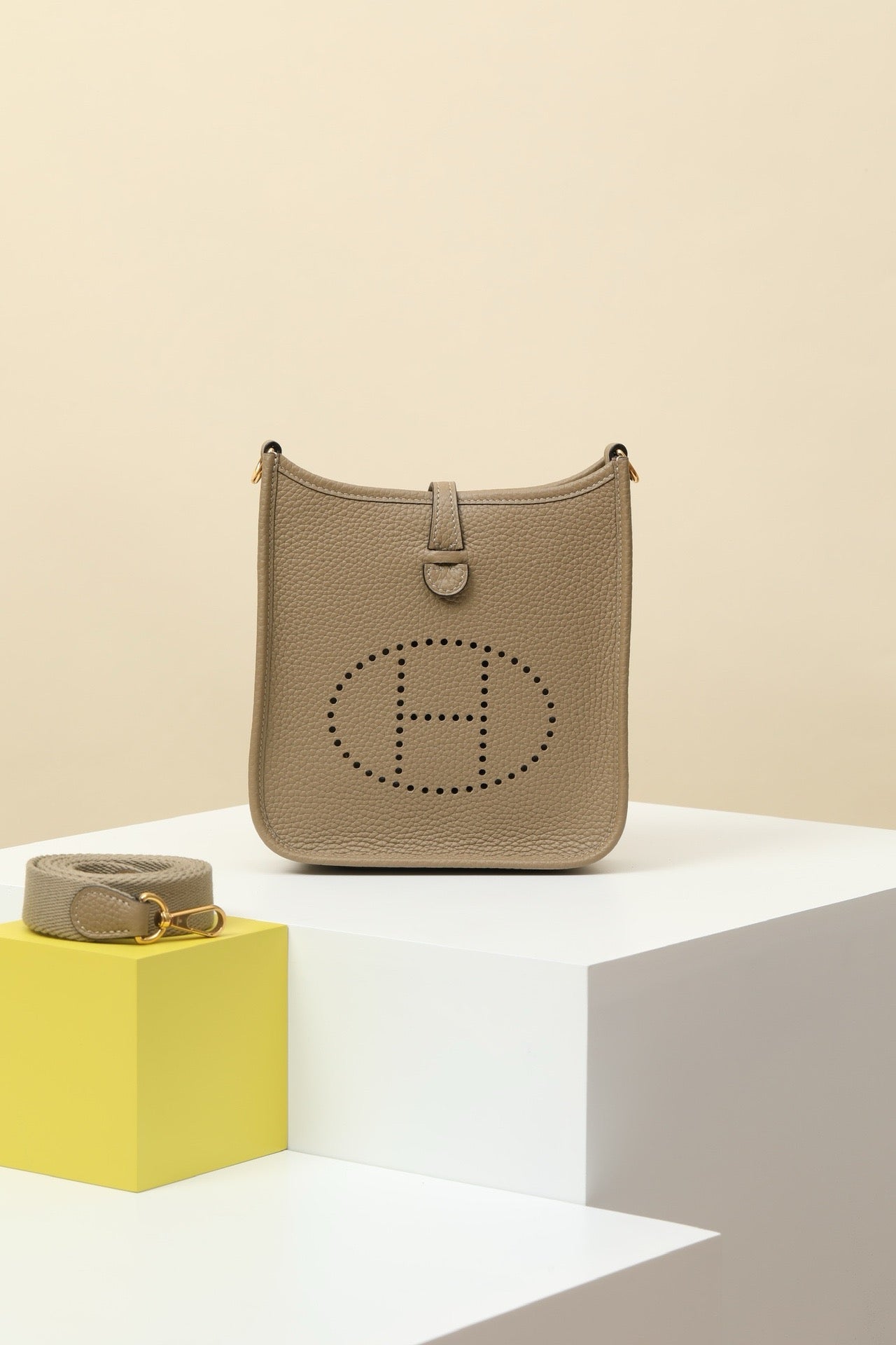 YF16 8Q Malfa Beige Clemence bull leather crossbody bag  ,GHW#4435