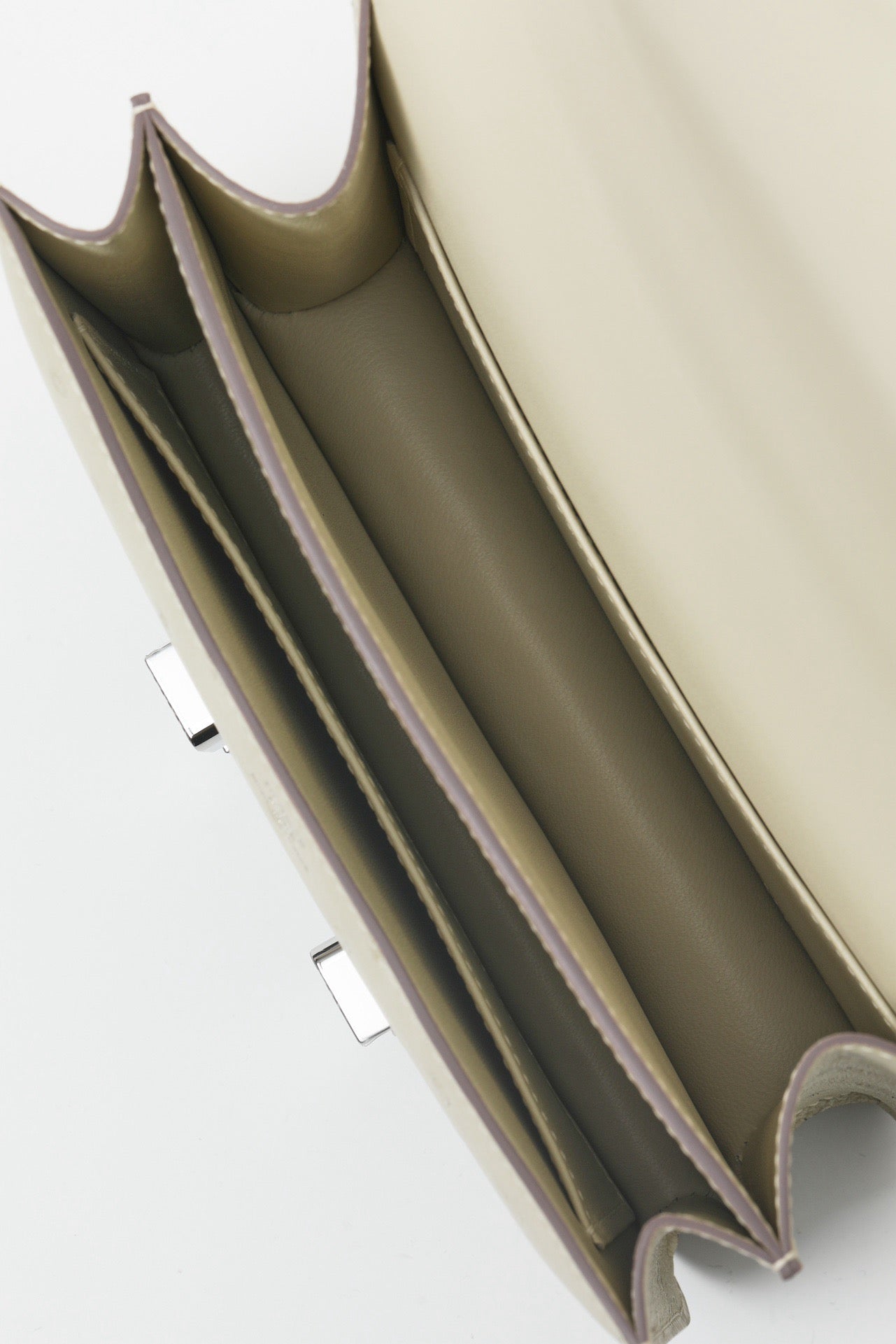 CJG24 ,  8L Glacier White  Ostrich leather  PHW #4381