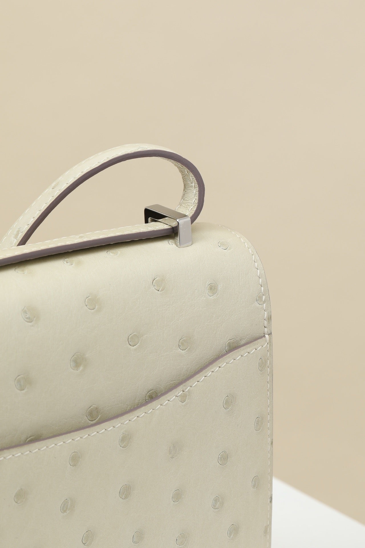 CJG24 ,  8L Glacier White  Ostrich leather  PHW #4381