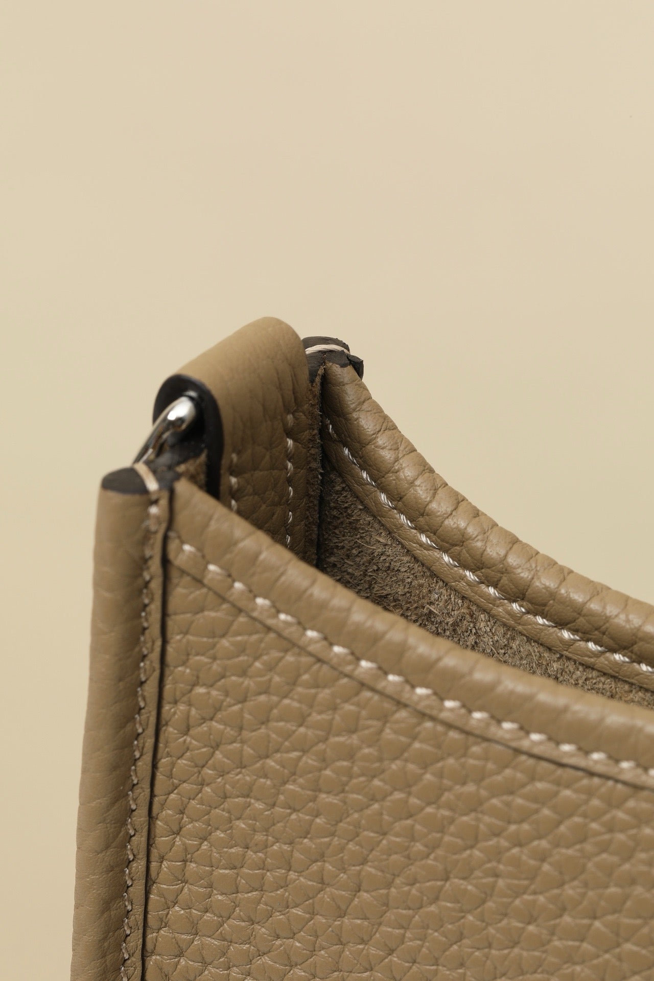 YF16 8Q Malfa Beige Clemence bull leather crossbody bag  ,PHW#4436