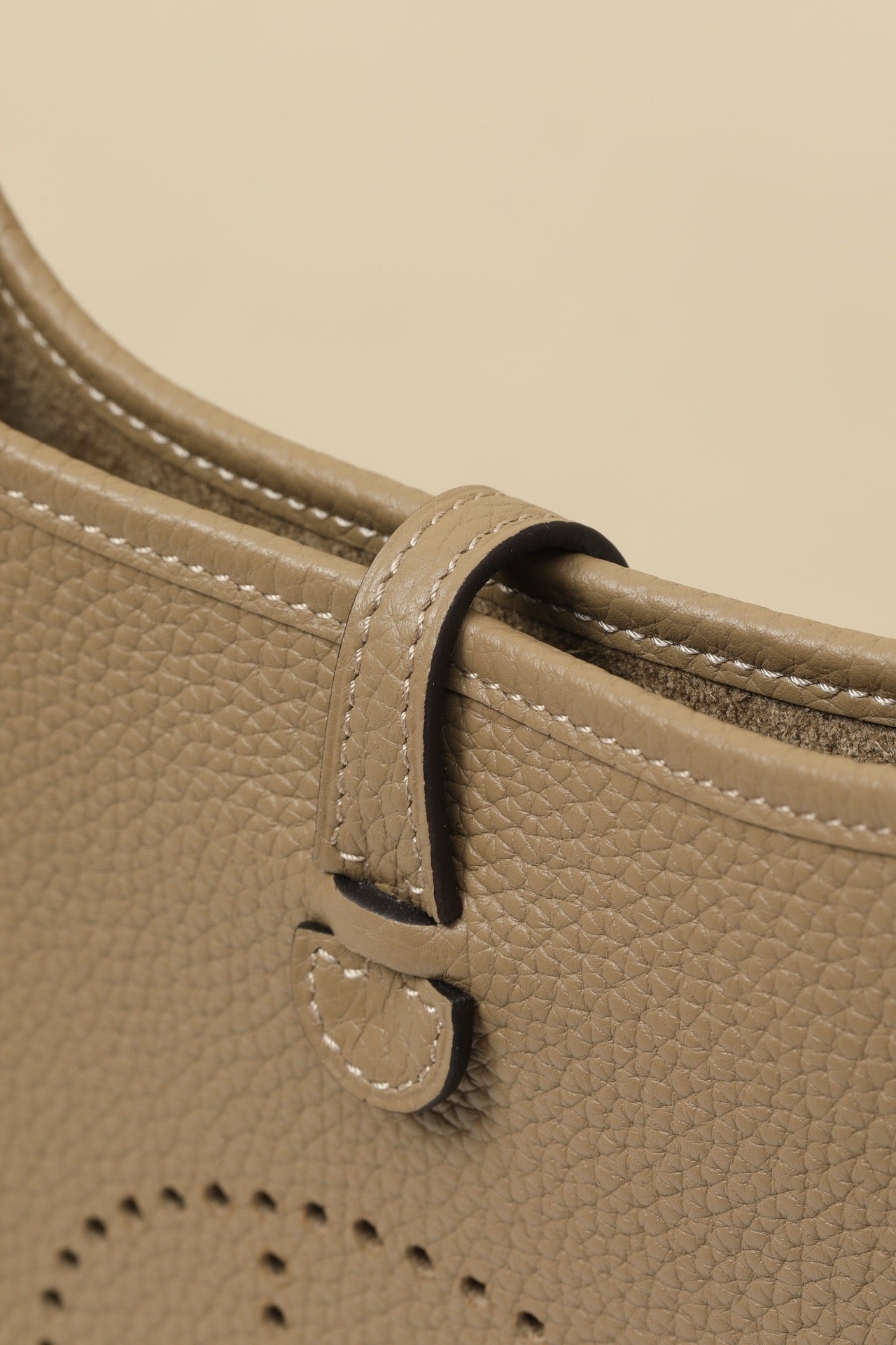 YF16 8Q Malfa Beige Clemence bull leather crossbody bag  ,GHW#4435