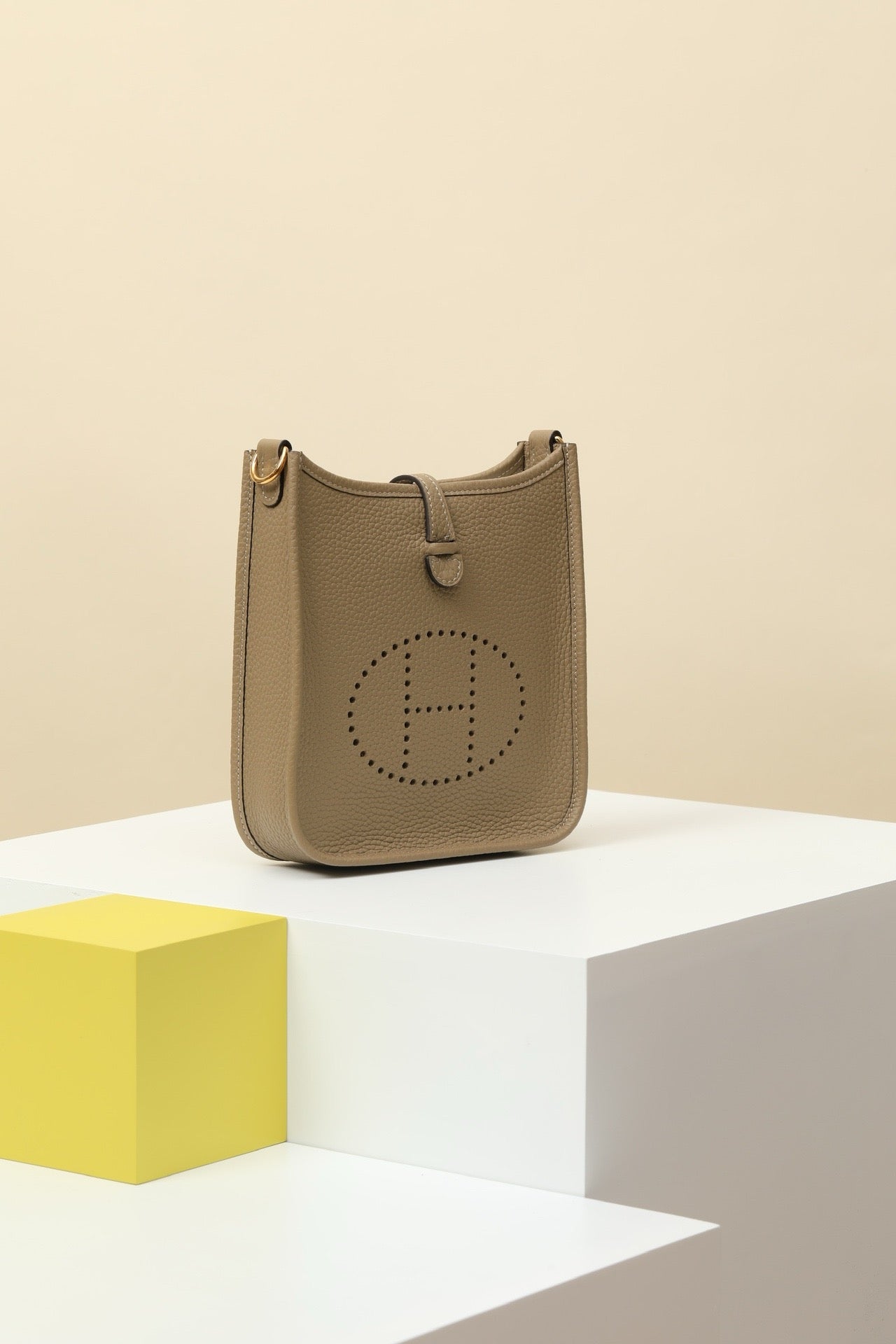 YF16 8Q Malfa Beige Clemence bull leather crossbody bag  ,GHW#4435